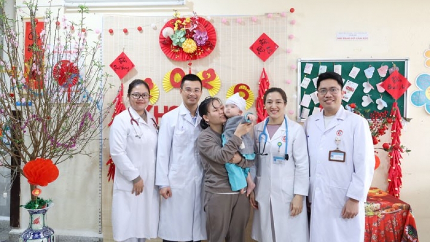 Cảnh báo tai nạn nguy hiểm: Trẻ 8 tháng tuổi phải phẫu thuật sọ não do ngã xe tròn