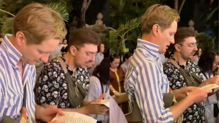 Clip du khách Tây đến chùa đọc kinh làu làu khiến dân mạng cười xỉu