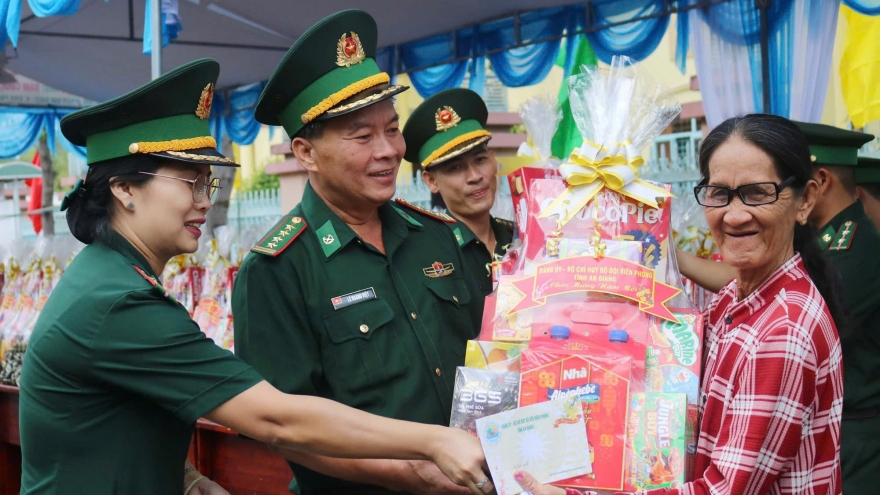 Giữ biên cương bình yên, Biên phòng An Giang mang mùa Xuân về với dân