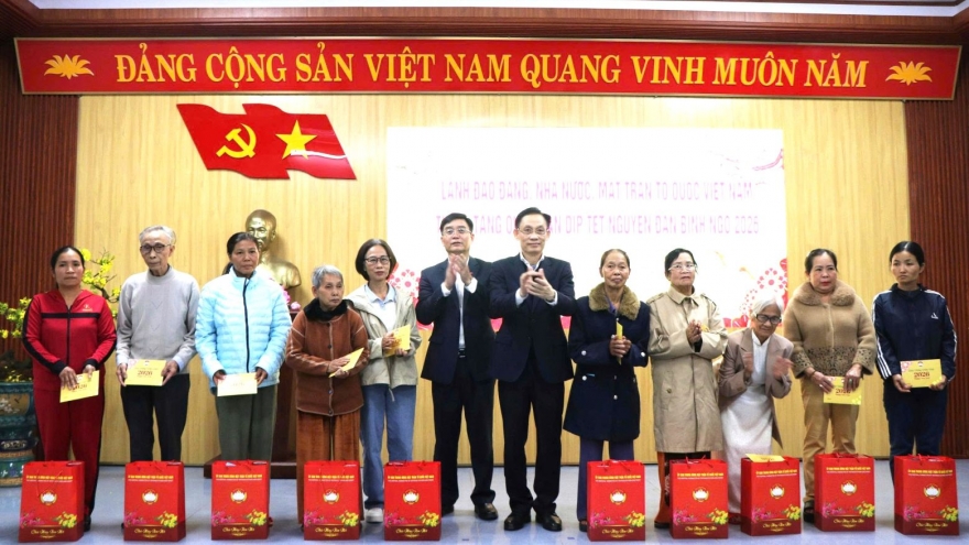 Bộ trưởng Bộ Ngoại giao trao quà Tết tặng bà con phường Thủy Xuân, thành phố Huế