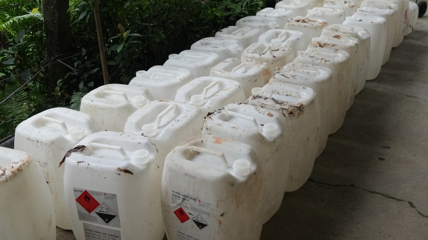 Khởi tố chủ cơ sở sản xuất hơn 60.000 lít giấm giả