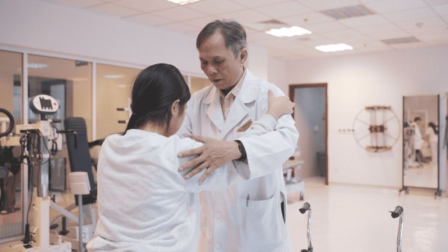 Phép màu y học: Bác sĩ Vinmec “hồi sinh” đôi chân cho bé gái liệt hoàn toàn