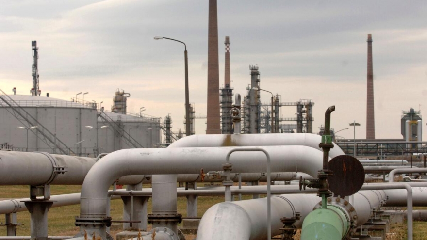 Hungary và Slovakia tạm ngừng xuất khẩu dầu diesel sang Ukraine