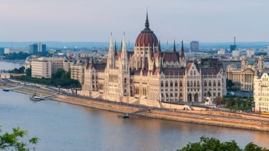 Hungary cân nhắc cắt giảm nguồn cung điện và khí đốt cho Ukraine