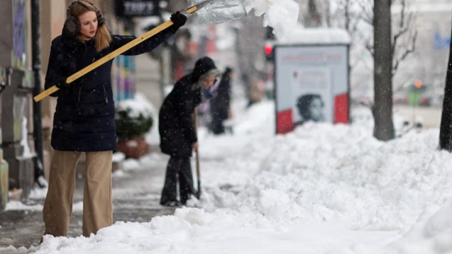 Bão tuyết lớn ở Romania khiến 200.000 hộ mất điện, giao thông tê liệt