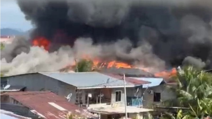 Hỏa hoạn lớn thiêu rụi khoảng 40 ngôi nhà tại Malaysia, hàng trăm người sơ tán