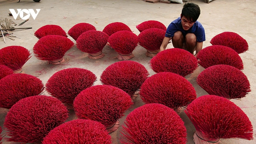 Incense-making village in Hung Yen bustles ahead of Lunar New Year