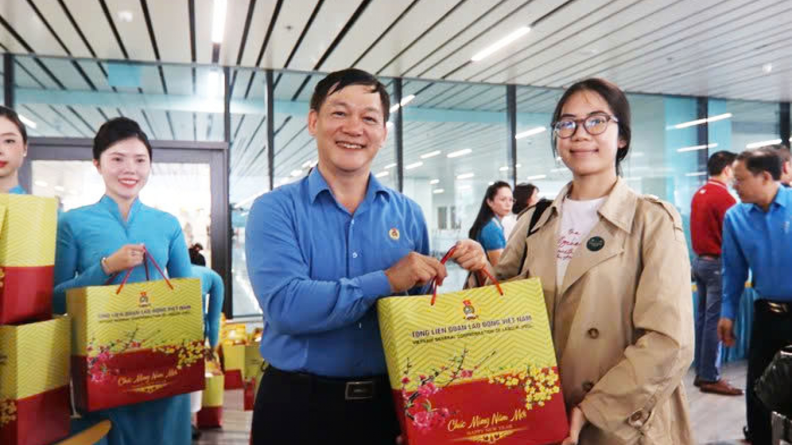 Vietnam Airlines operates free Tet flights for disadvantaged workers