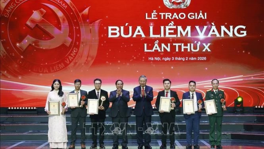 Party leader honours grassroots Party secretaries, press excellence