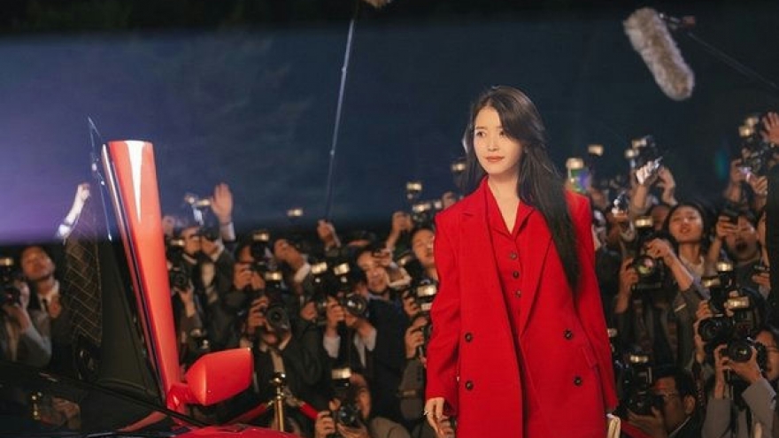 IU hóa “nữ hoàng tài phiệt”, khí chất ngút trời trong Perfect Crown