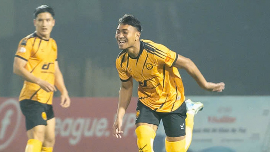 Khoảnh khắc hy hữu ở V-League: Thủ môn Thanh Hóa vào sân đá tiền đạo