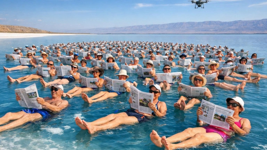 Kỷ lục thế giới mới về số người nổi trên mặt hồ có độ mặn cao
