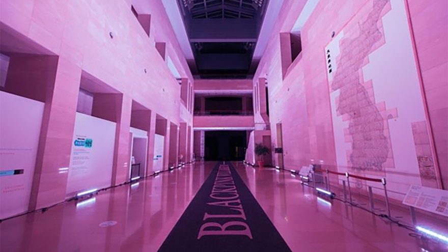 BLACKPINK nhuộm hồng bảo tàng hàng đầu Hàn Quốc cho màn comeback “DEADLINE”