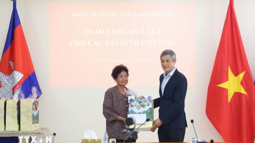Vietnamese Embassy in Cambodia presents gifts to families with meritorious service