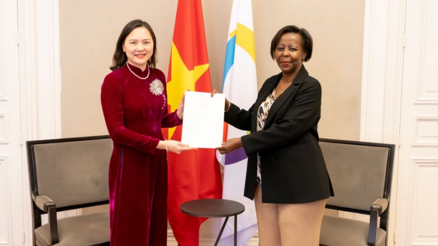 Đại sứ Nguyễn Thị Vân Anh trình Thư Ủy nhiệm lên Tổng Thư ký Pháp ngữ