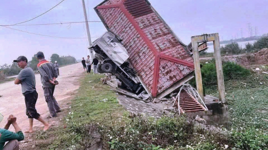 Học viên tập lái đâm xe tải xuống cống, thầy giáo tử vong ở Ninh Bình
