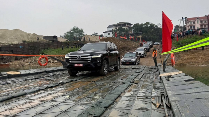 Thông xe cầu phao Đoan Hùng, nối đôi bờ sông Lô lúc trưa 29 Tết Nguyên đán