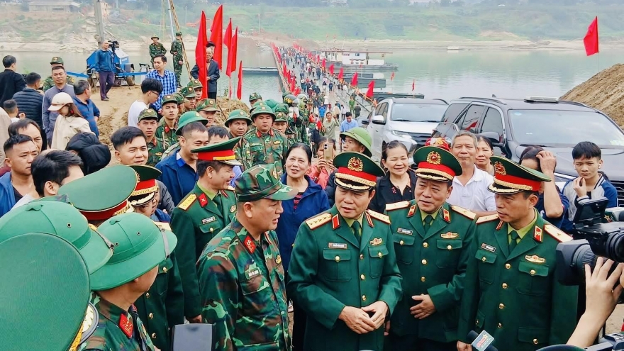 Người dân Đoan Hùng cười rạng rỡ qua cầu phao trong ngày 29 Tết