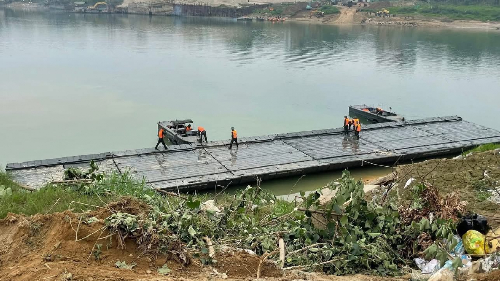 Phú Thọ khẩn trương hoàn thành bắc cầu phao qua sông Lô