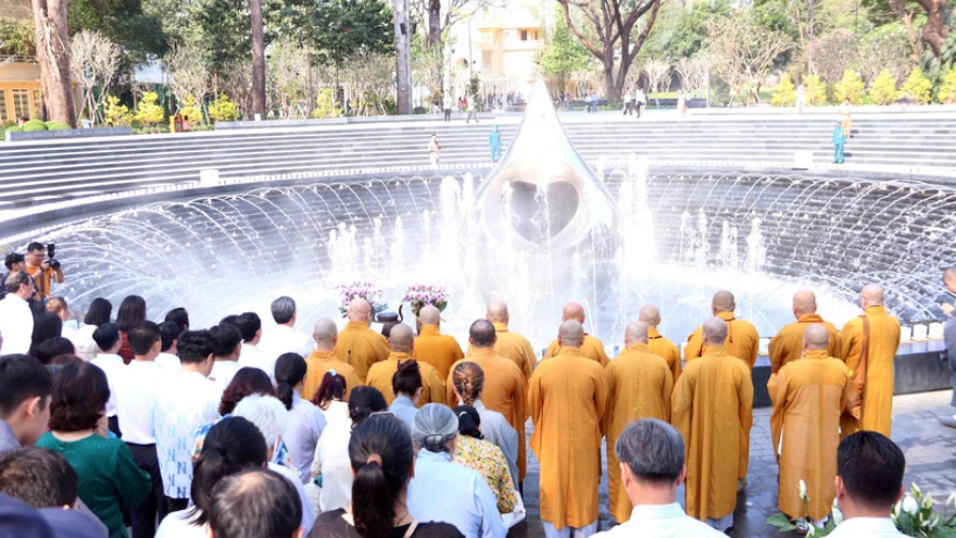 Ceremonies commemorate COVID-19 victims, pray for national peace