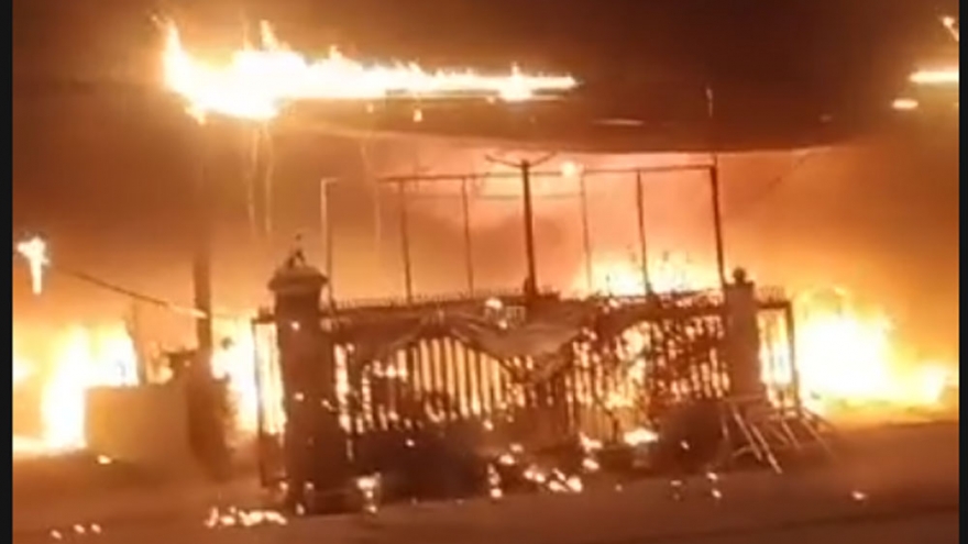 Cháy dữ dội tại cơ sở mai táng Phước Vinh ở TP.HCM