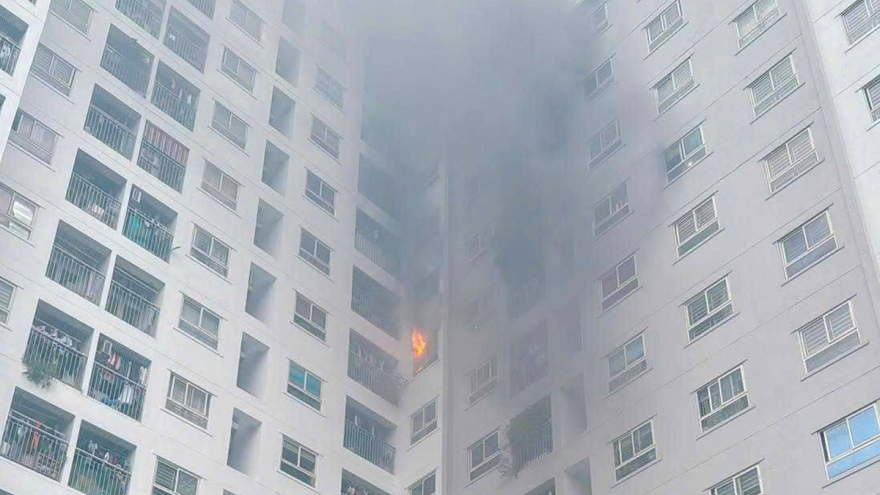 Cháy căn hộ trên tầng 9 chung cư Ecohome 2, cư dân hoảng hốt tháo chạy