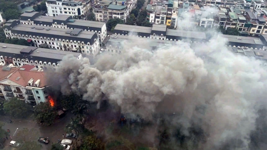 Cháy lớn tại quán cà phê ở Hà Nội tạo thành cột khói cao hàng chục mét