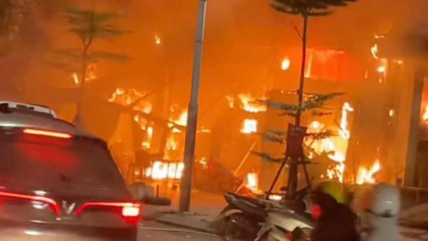 Cháy lớn tại quán bia trên đường Trần Hữu Dực, Hà Nội lúc nửa đêm