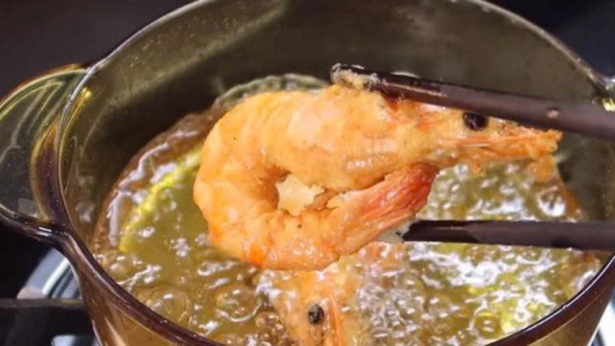 Mẹo hay trong bếp: Chiên rán an toàn, sạch sẽ chỉ với vài thao tác nhỏ