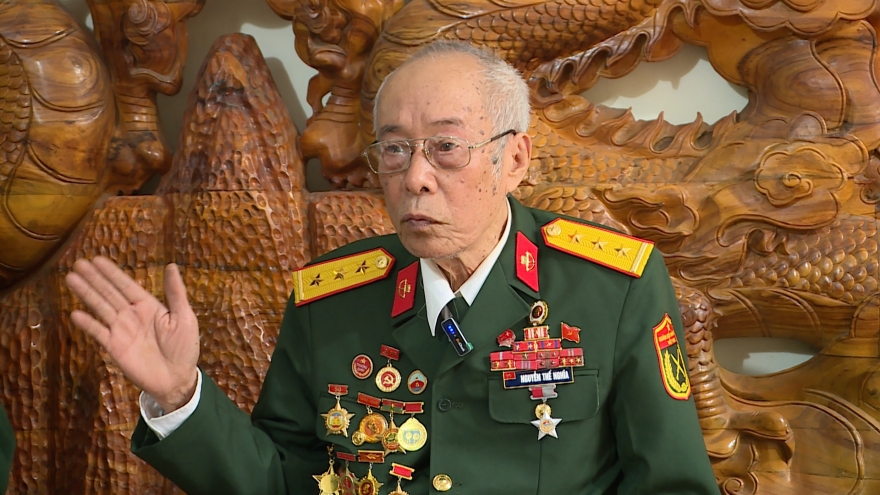 Cờ Đảng bằng máu trong chốn lao tù