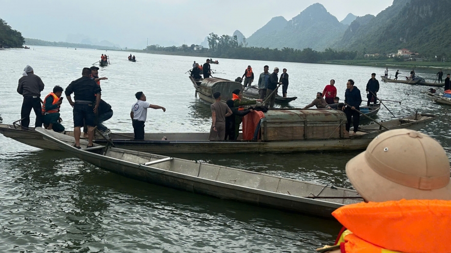 Lật thuyền trên sông Gianh, 2 người mất tích: Tìm thấy thi thể một nạn nhân