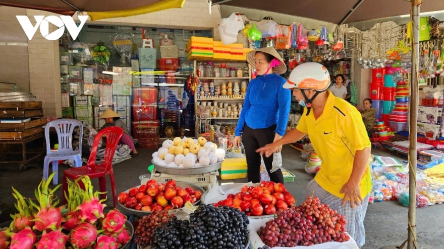Thị trường mùng Một Tết ổn định, giá cả ít biến động do nhu cầu giảm