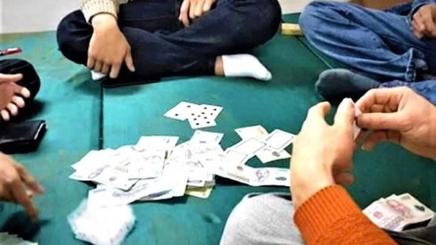 Con cái đã yên bề gia thất, tôi vẫn phải oằn mình trả nợ vì chồng ham cờ bạc