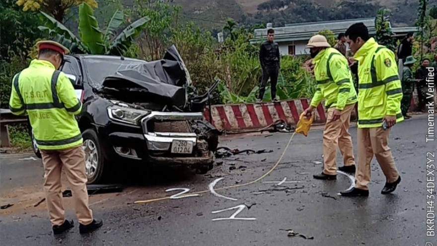 Xe bán tải đấu đầu xe tải trên Quốc lộ 6 qua Mộc Châu, 1 người bị thương