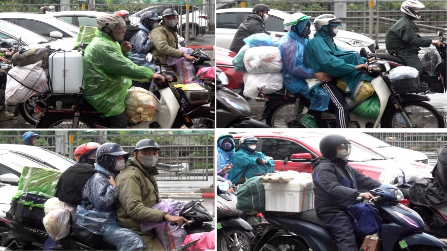 Dòng người lỉnh kỉnh quà quê đội mưa quay trở lại Hà Nội sau nghỉ Tết