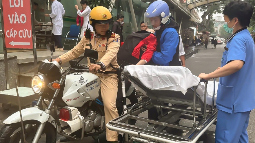 Cảnh sát giao thông dùng xe chuyên dụng đưa bệnh nhân đi bệnh viện