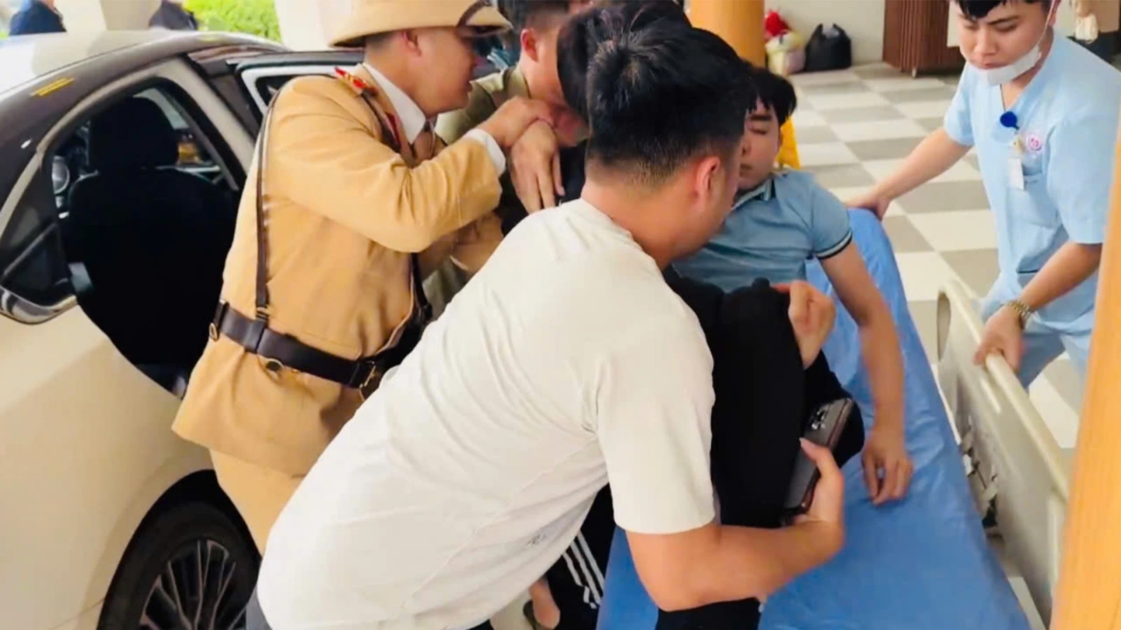 Mở đường 28km, CSGT Thái Nguyên đưa người bị chấn thương nặng đi cấp cứu