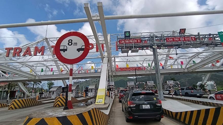 Quốc lộ 1 qua Khánh Hòa kẹt cứng, xe nối đuôi nhiều km ngày 25 tháng Chạp