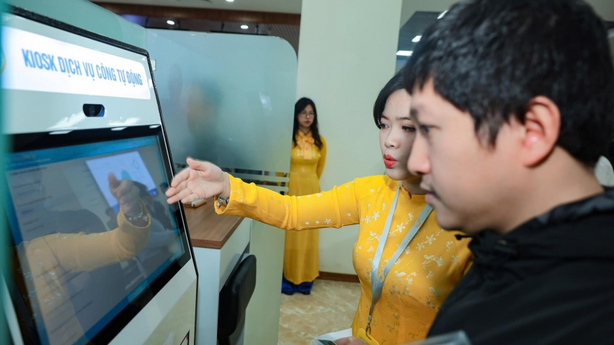 Dịch vụ công trực tuyến mở lối thoát “nghèo thông tin” cho người dân