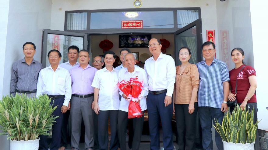 Cà Mau trao tặng Huy hiệu Đảng cho trên 400 đảng viên