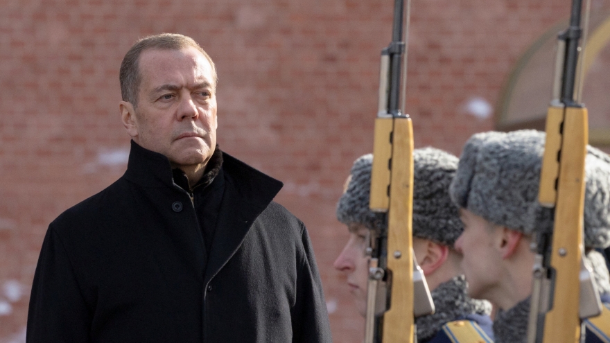 Ông Medvedev cảnh báo NATO nếu chuyển vũ khí hạt nhân cho Ukraine