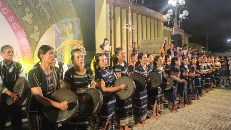 Duyên dáng đội chiêng nữ K’Ho bên dòng sông Đạ Đờng