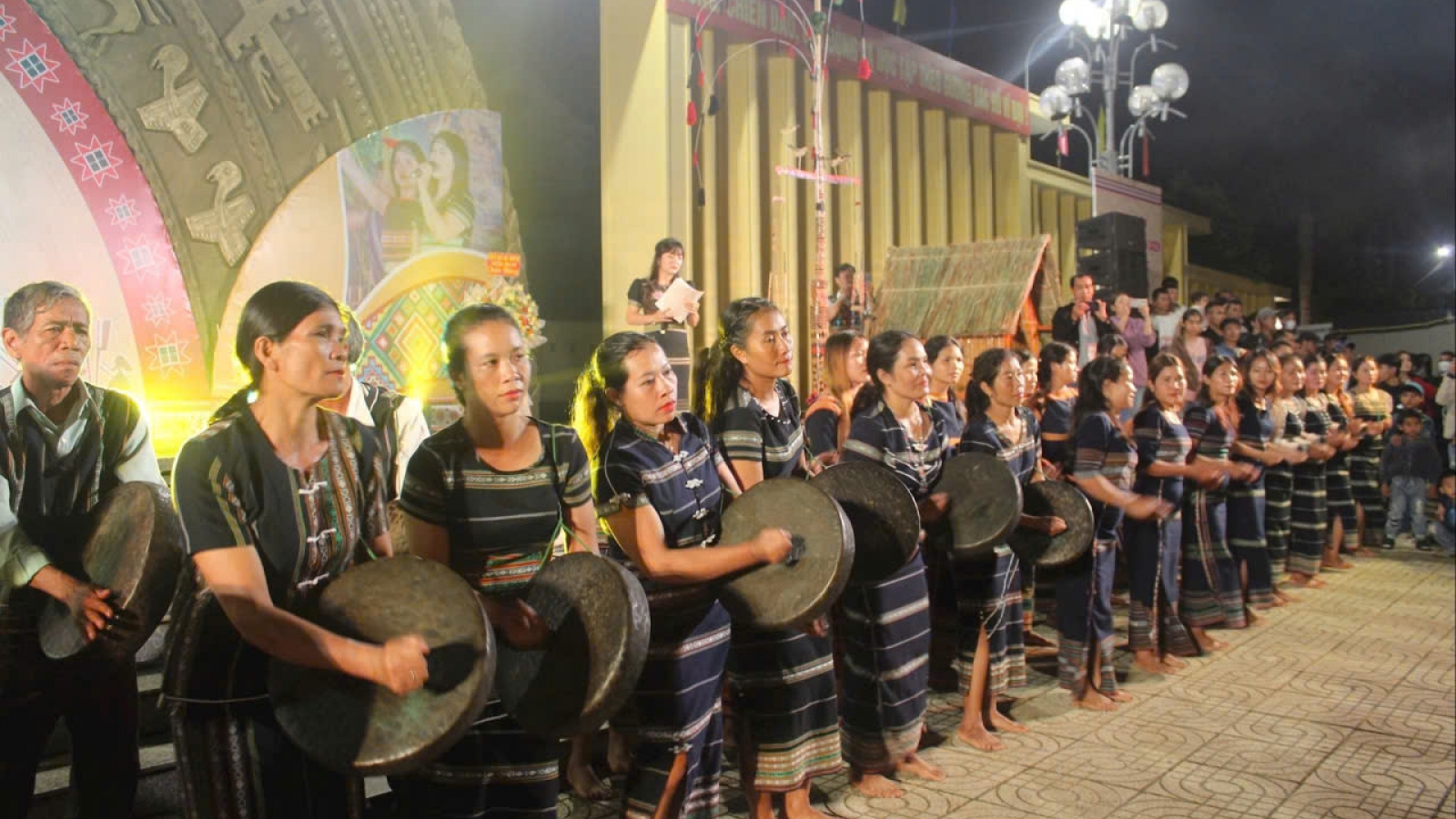 Duyên dáng đội chiêng nữ K’Ho bên dòng sông Đạ Đờng