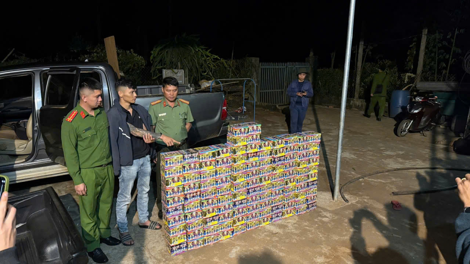 "Độ" lại xe bán tải để chở gần 200kg pháo nổ từ Gia Lai về Đắk Lắk
