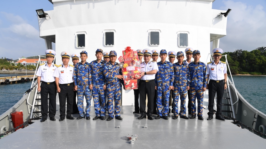 Tàu 627 sẵn sàng ra khơi bảo vệ biển Tây Nam dịp Xuân Bính Ngọ