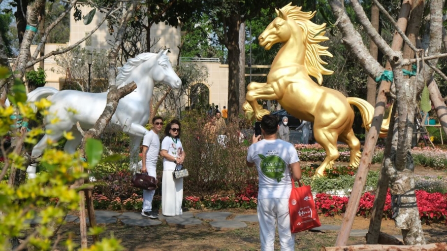 Hàng ngàn người du Xuân, tưởng nhớ đồng bào tại Công viên Lý Thái Tổ, TP.HCM