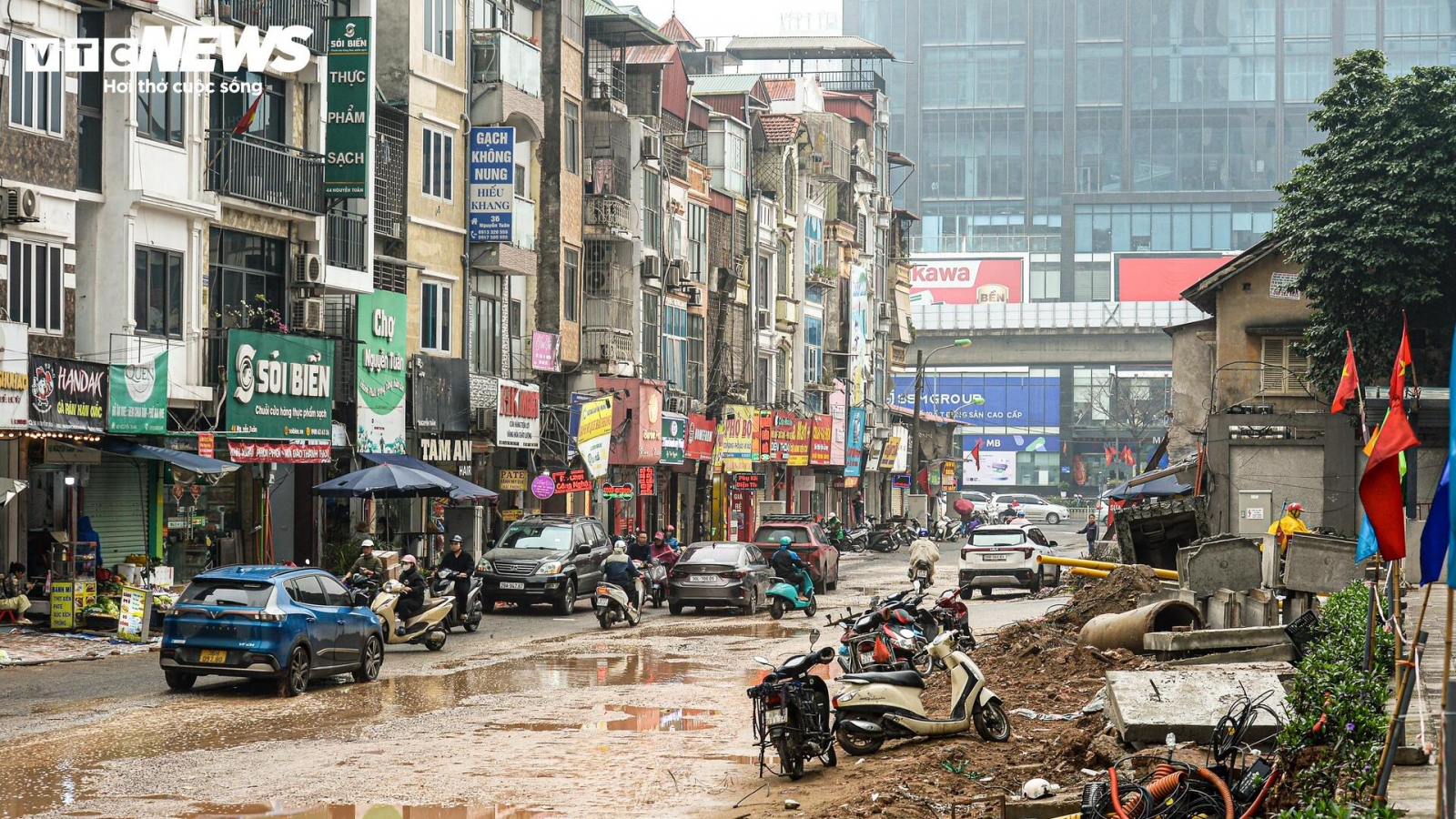 Dự án đường 400 tỷ ở Hà Nội ngổn ngang sau Tết, dân lội bùn, bắc ván vào nhà