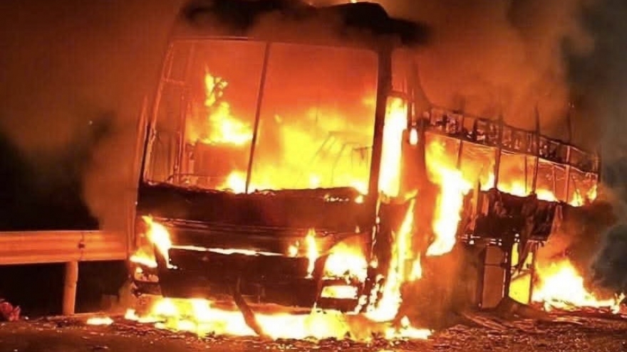 Xe khách bốc cháy khi đang di chuyển, 34 người trên đường về quê ăn Tết thoát nạn