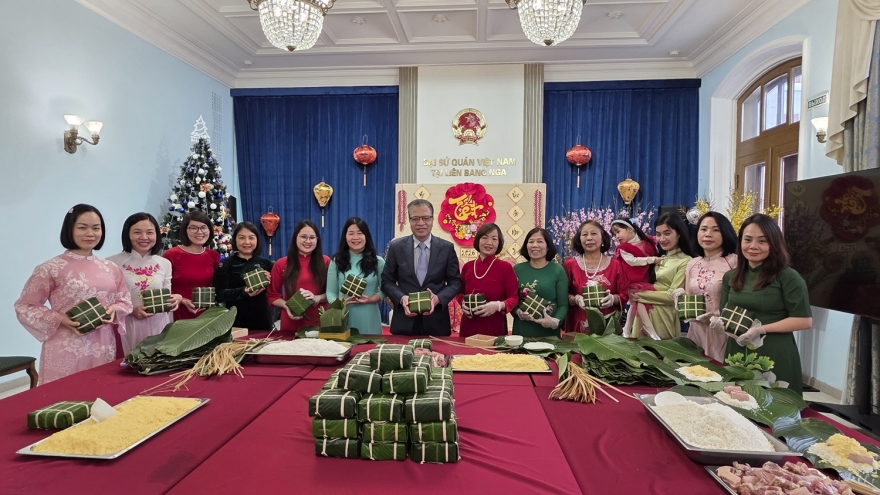 Đại sứ quán Việt Nam tại Nga gói bánh chưng đón Xuân Bính Ngọ 2026