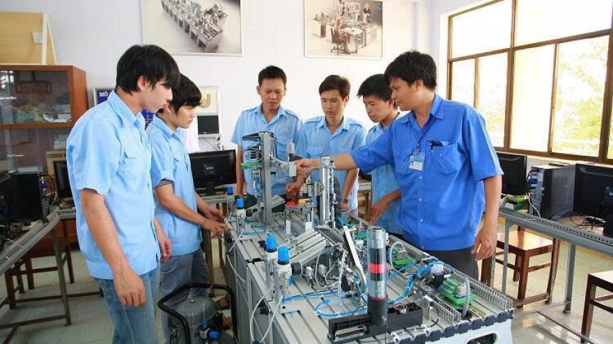 Thông tư 05: Giảng bằng tiếng nước ngoài được tính tối đa 2 giờ chuẩn